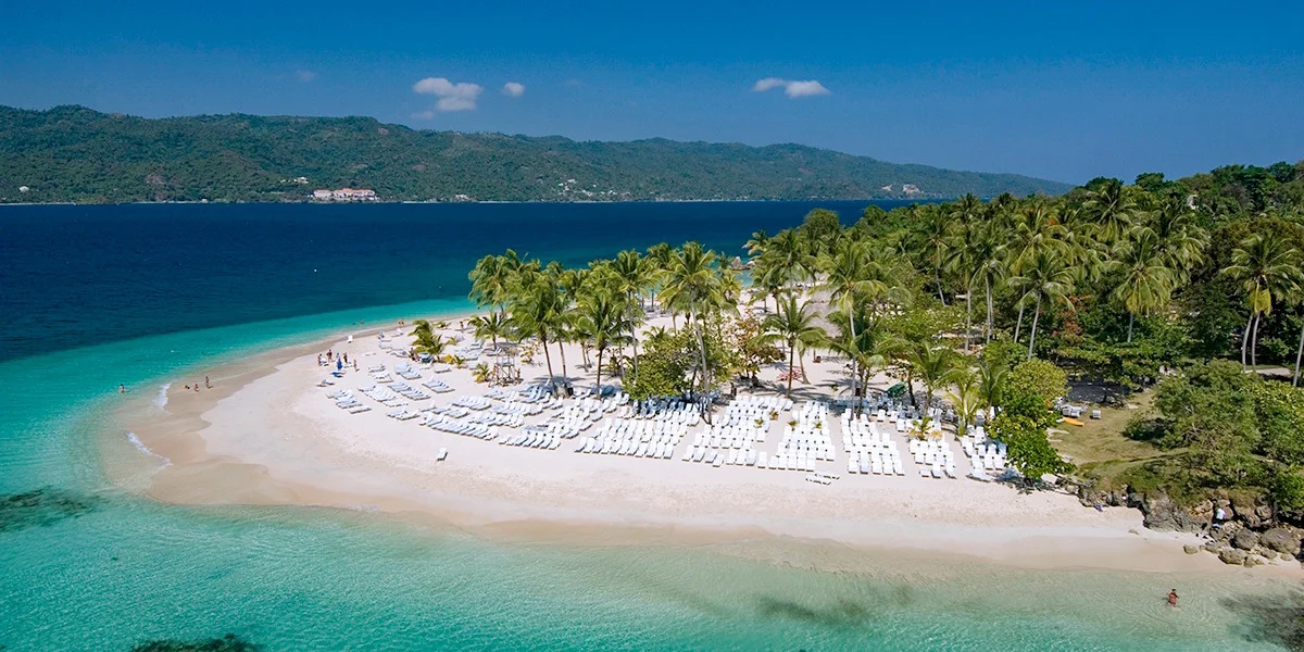 Samaná es elegida la "Mejor Playa del Mundo para Nómadas Digitales" por Forbes
